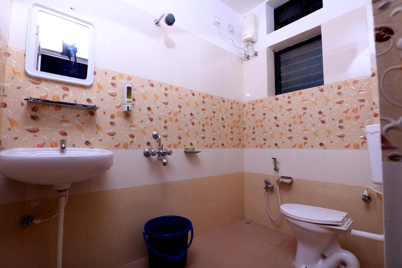 Railview Inn Μπουμπάνεσβαρ Εξωτερικό φωτογραφία