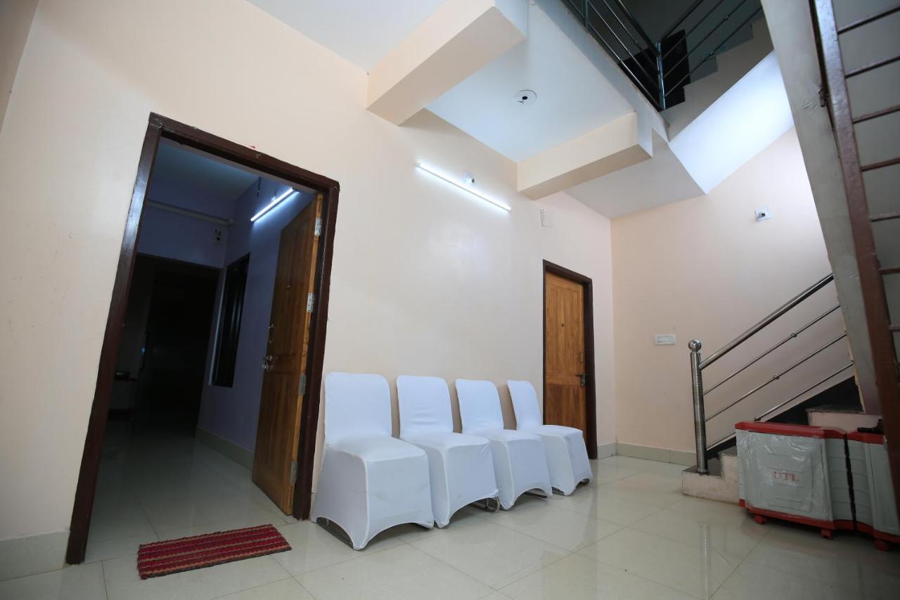 Railview Inn Μπουμπάνεσβαρ Εξωτερικό φωτογραφία