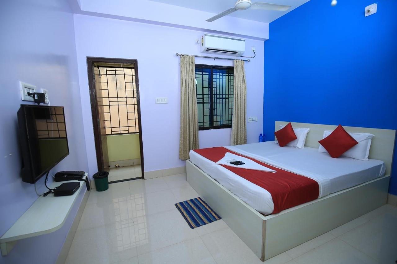 Railview Inn Μπουμπάνεσβαρ Εξωτερικό φωτογραφία