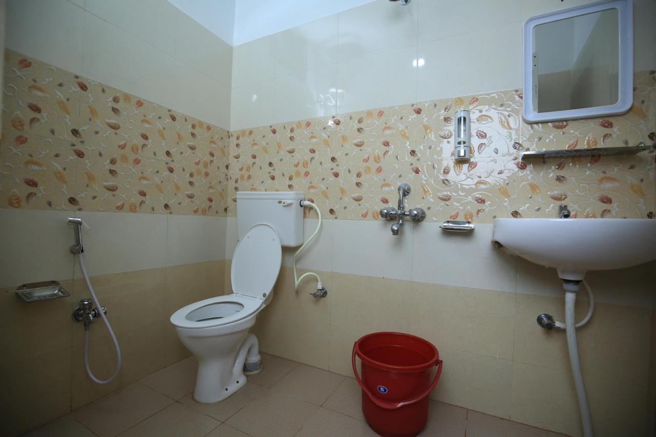 Railview Inn Μπουμπάνεσβαρ Εξωτερικό φωτογραφία