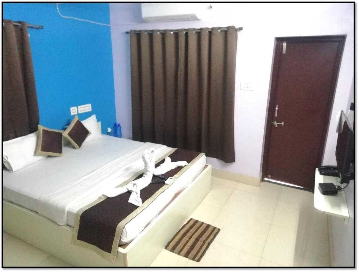 Railview Inn Μπουμπάνεσβαρ Εξωτερικό φωτογραφία